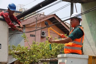 Lagi! Wali Kota Bekasi Kembali Potong Kabel Udara Semrawut Sepanjang 3 Kilometer